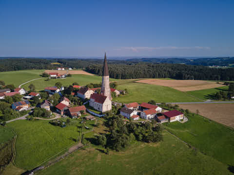 Gemeinde Zeilarn Landkreis Rottal-Inn Schildthurn Luftaufnahme (Dirschl Johann) Deutschland PAN